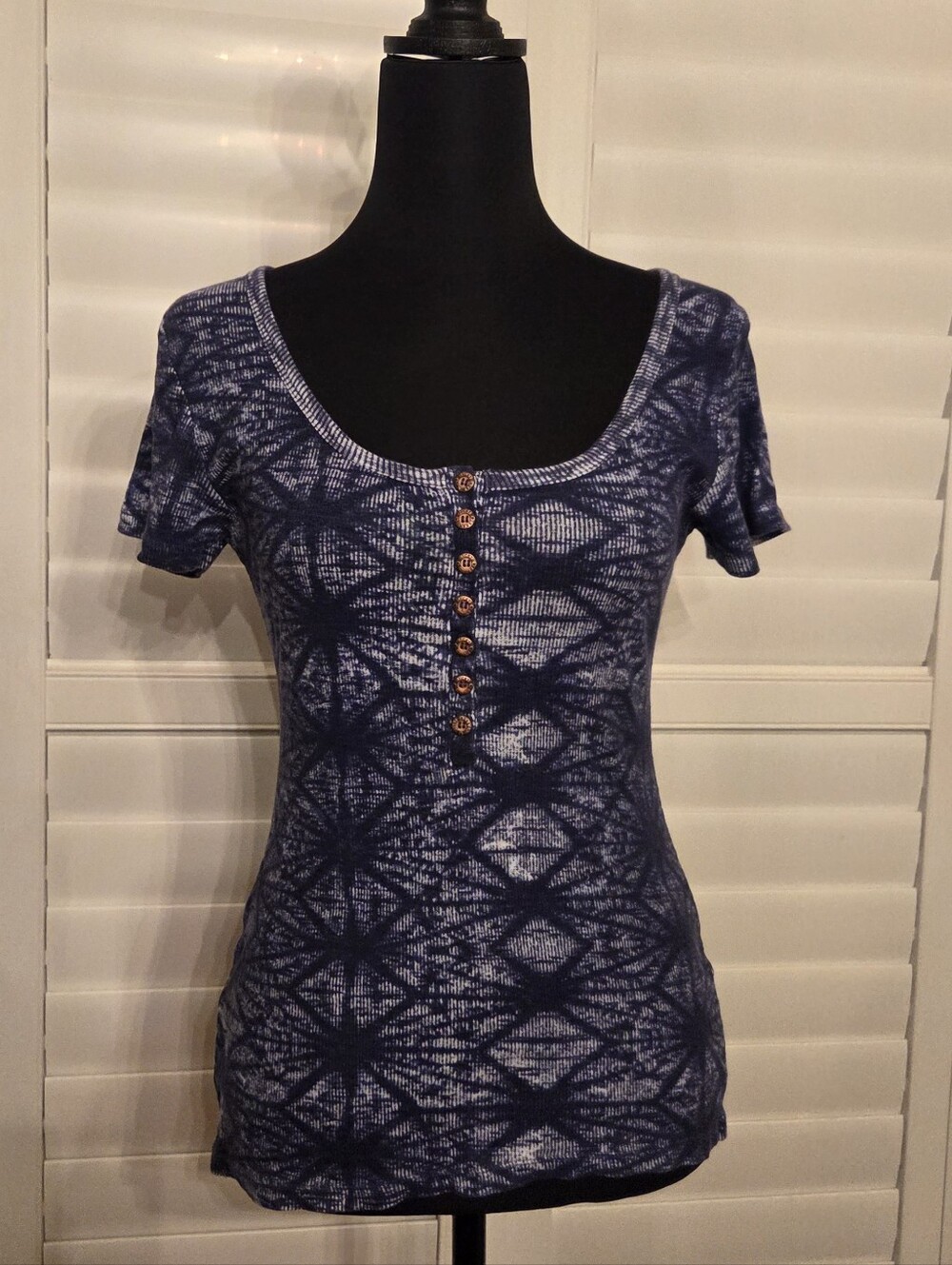 Lucky Brand Navy Tie-Dye Henley Scoop Neck Short Sleeve Top Size M - Picture 3 of 12